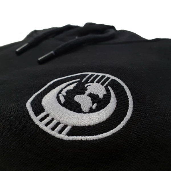 Baser logo geborduurd op hoodie
